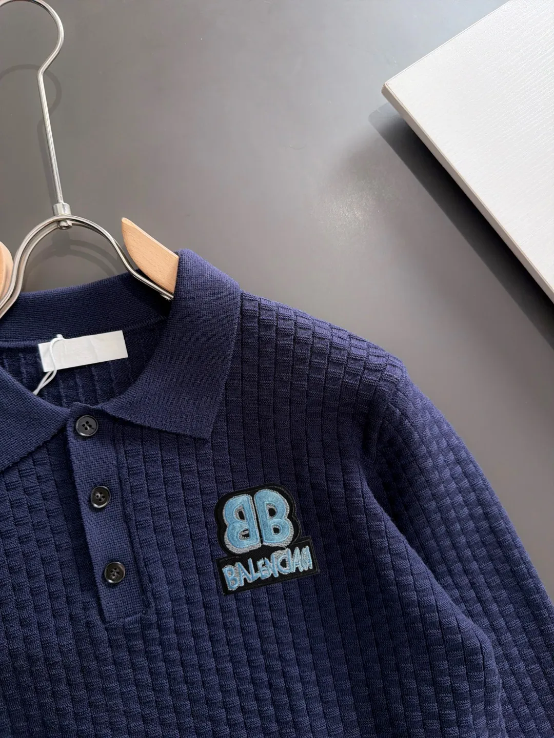 Next day shipping P195 Balenciaga high quality 2026 autumn and winter official website latest sweater, on sale at the same time at the counter Hot Sale! Specially made of wool blended fabric. It feels comfortable and can be directly in contact with the skin. The logo badge is exquisitely embroidered, which is extremely eye-catching! The details highlight the fashionable charm of big brands. Exquisite workmanship. Three-dimensional cutting style. The wearing effect is invincible and handsome! All three standards are complete! Sizes:M-3XL